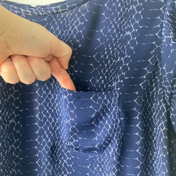 Joie short sleeve blue silk blouse with pocket detail Womenβs Large - Picture 2 of 8